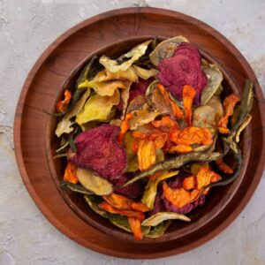 HealthyGrabz mix vegetable chips in a wooden bowl - beetroot carrot and green vegetable chips